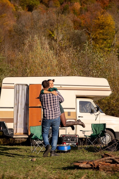 Vue arrière d'un homme debout sur le terrain