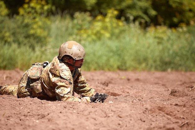 Photo vue arrière d'un homme debout sur le terrain