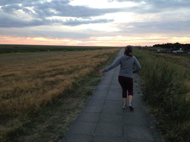 Vue arrière d'un homme debout sur le terrain