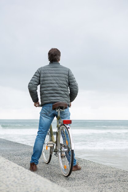 Vue arrière de l'homme debout à vélo