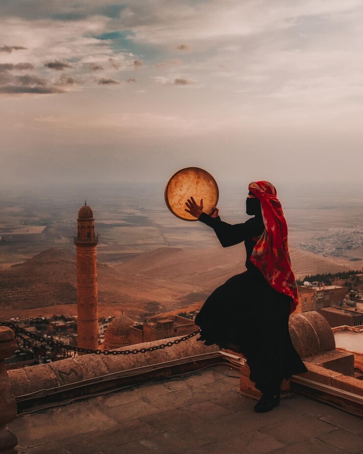 Photo vue arrière d'un homme debout sur la ville contre le ciel au coucher du soleil