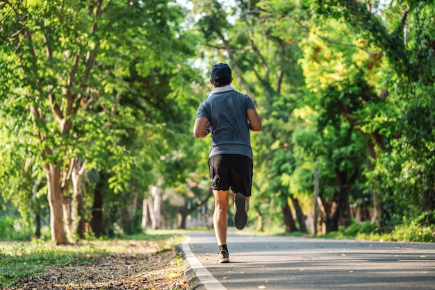 Vue arrière de l'homme faisant du jogging ou de l'exercice à l'extérieur dans le parc, Concept de mode de vie sain.