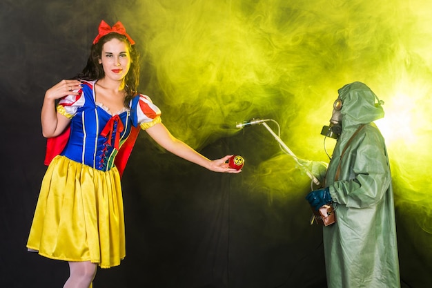 Vue arrière d'un homme et d'une femme debout avec un parapluie