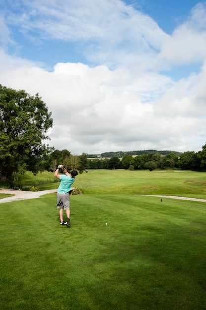 Vue arrière de l'homme jouant au golf