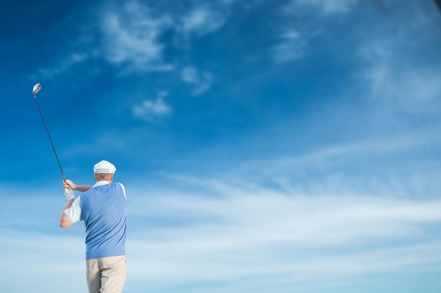 Vue arrière de l'homme jouant au golf