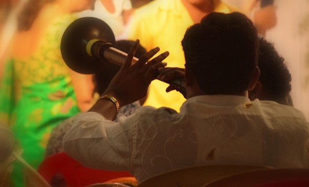 Photo vue arrière d'un homme jouant d'un instrument de musique