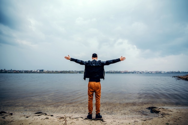 Vue arrière de l&#39;homme avec lac