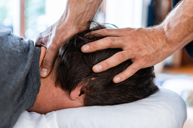 Photo vue arrière d'un homme avec des mains