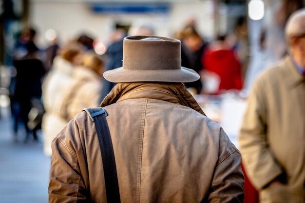 Photo vue arrière d'un homme marchant dans la ville