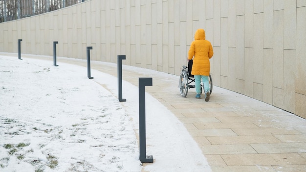 Photo vue arrière d'un homme marchant sur la neige