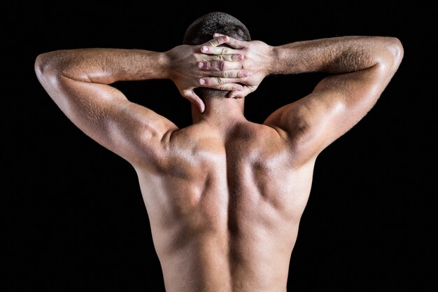 Vue arrière de l&#39;homme musclé torse nu