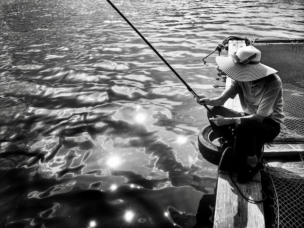 Vue arrière d'un homme pêchant en mer