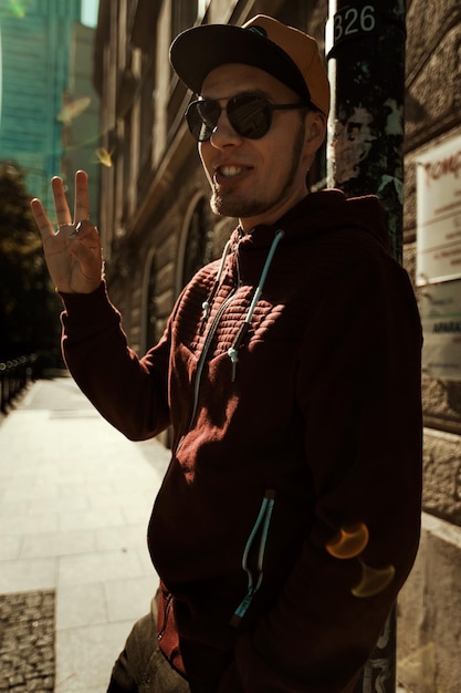 Photo vue arrière d'un homme portant des lunettes de soleil debout dans la ville