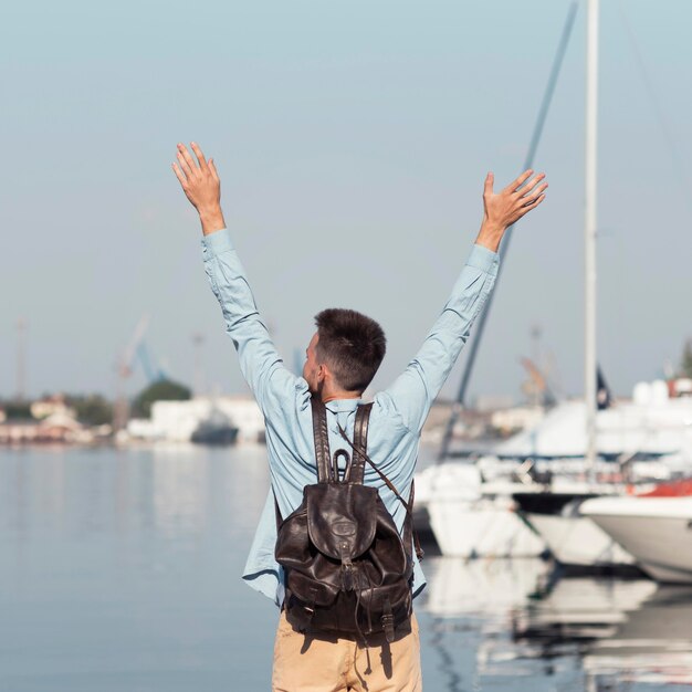 Photo vue arrière de l'homme posant dans le port