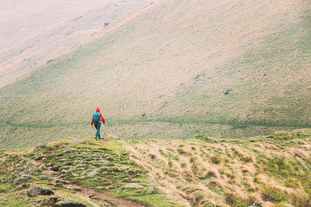 Vue arrière d'un homme qui marche sur une montagne