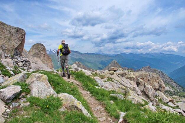 Vue arrière d'un homme en randonnée sur une montagne contre le ciel