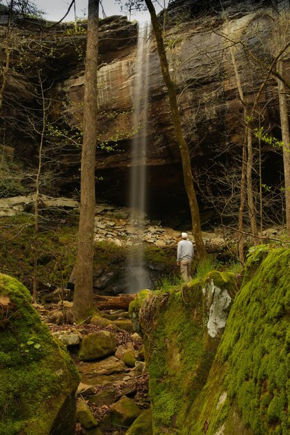 Photo vue arrière d'un homme regardant les chutes de sweden creek