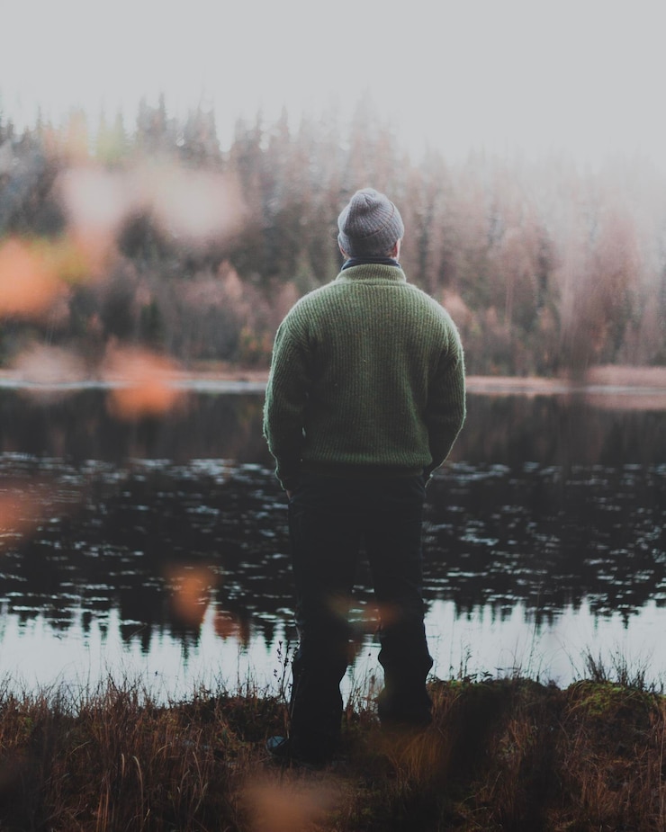 Photo vue arrière d'un homme regardant le lac