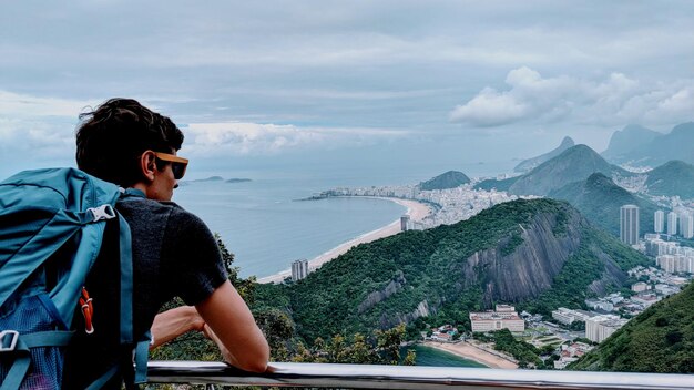 Photo vue arrière d'un homme regardant les montagnes