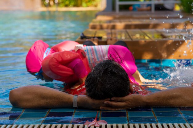 Photo vue arrière d'un homme sans chemise dans une piscine