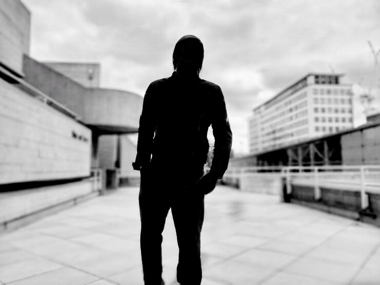 Photo vue arrière d'un homme en silhouette debout contre le ciel dans la ville