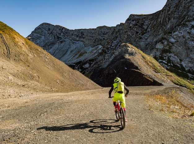 Vue arrière de l'homme de sport actif équitation VTT à la crête