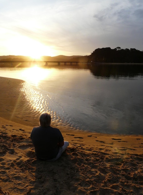 Vue arrière d'un homme surplombant la mer calme