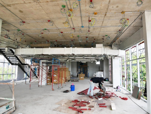 Photo vue arrière d'un homme travaillant dans un bâtiment