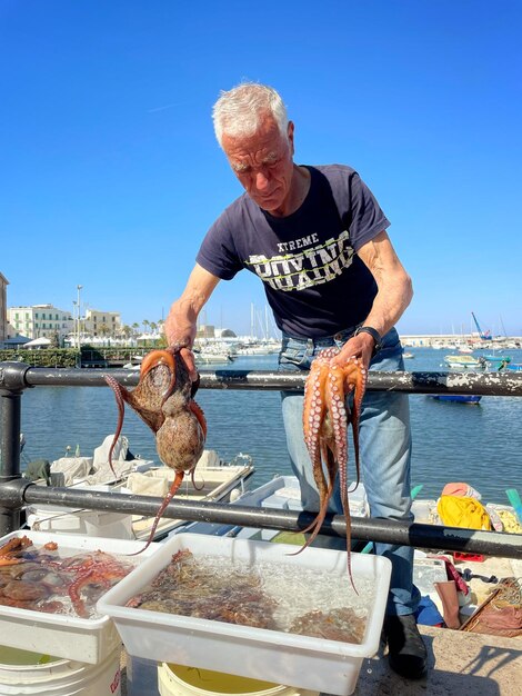 Photo vue arrière d'un homme travaillant en mer