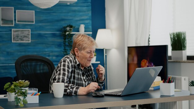 Vue arrière d'un homme travaillant sur une table