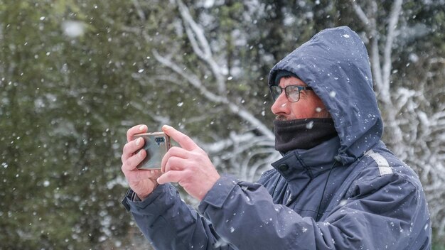 Photo vue arrière d'un homme utilisant un téléphone portable