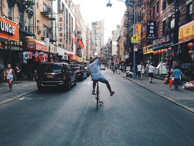 Photo vue arrière d'un homme à vélo dans le quartier chinois