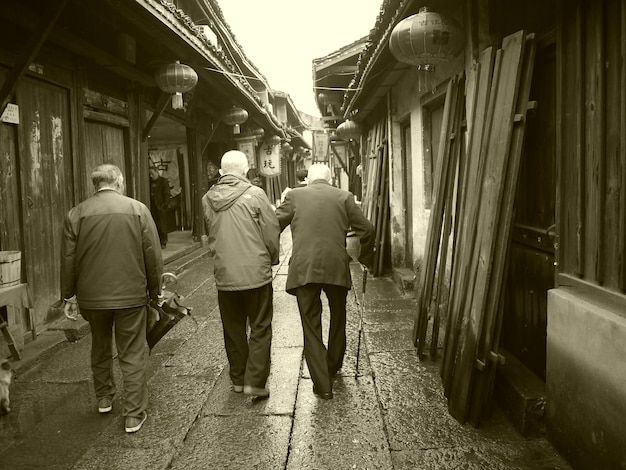 Photo vue arrière d'hommes marchant dans la ville