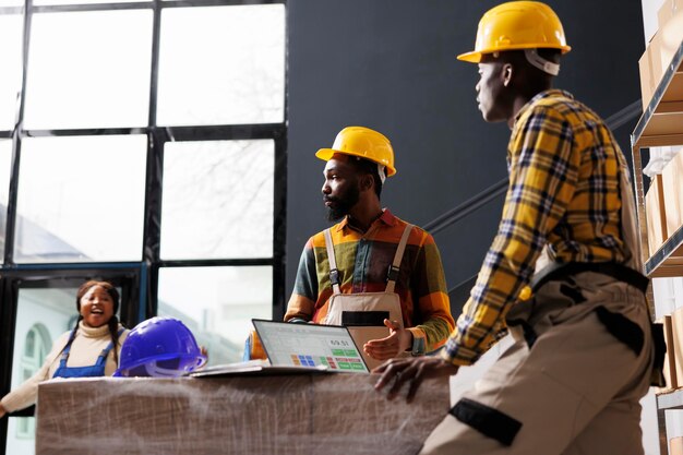 Vue arrière d'un ingénieur travaillant dans un bureau