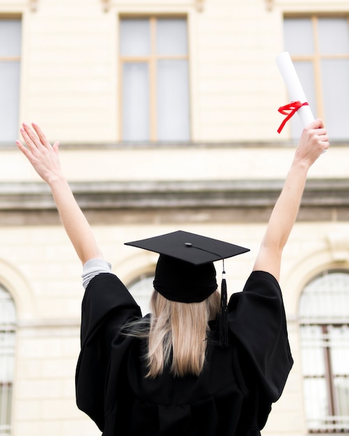 Photo vue arrière jeune femme célébrant son diplôme