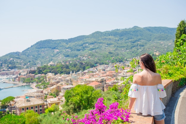Vue arrière de la jeune femme dans une ville magnifique. Touriste en regardant une vue panoramique de Rapallo, Cinque Terre, Ligurie, Italie