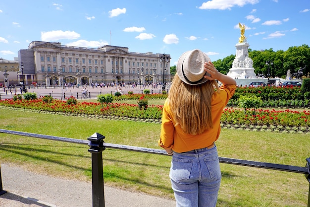 Vue arrière de la jeune femme touristique visitant Londres Royaume-Uni