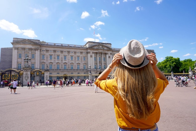 Vue arrière de la jeune femme touristique visitant Londres Royaume-Uni