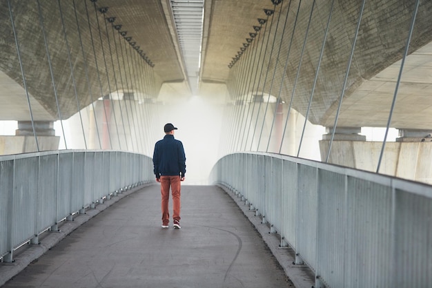 Vue arrière d'un jeune homme debout sur le pont