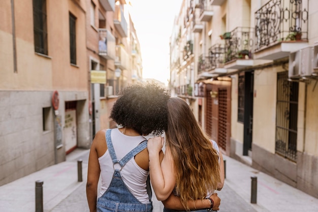 Vue arrière des jeunes femmes s'amusant dans la rue. Concept de la jeunesse.