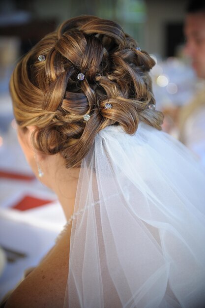 Photo vue de l'arrière de la mariée