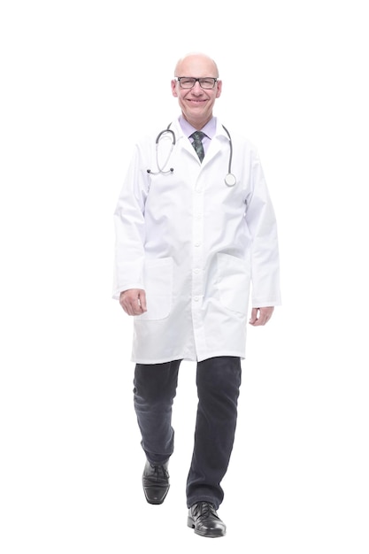Vue arrière. médecin de sexe masculin avec un stéthoscope marchant à grands pas vers l'avant. isolé sur fond blanc.