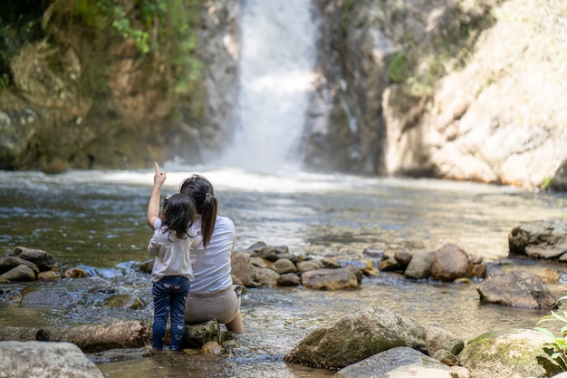 Vue arrière de la mère et la fille à la cascade