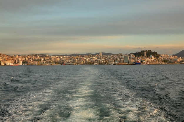 Vue de l'arrière d'un navire s'éloignant du port de la ville de Vigo en Galice, Espagne.