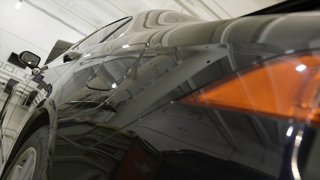 Vue arrière d'une nouvelle voiture noire au concessionnaire de luxe concept art close-up pour le feu arrière rouge et