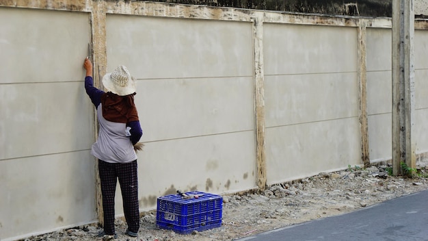 Photo vue arrière d'un ouvrier construisant un mur