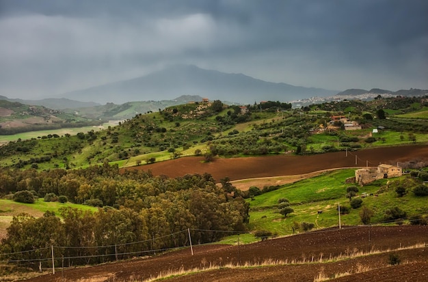 Vue sur l'arrière-pays sicilien et le volcan Etna sur l'arrière-plan