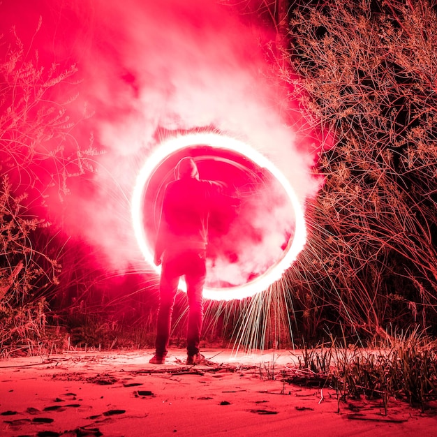 Photo vue arrière d'une personne filant de la laine de fil de nuit