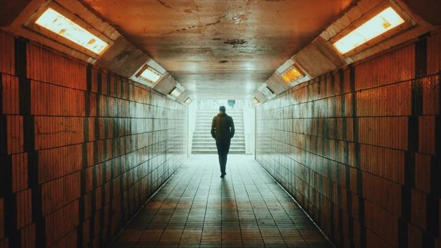 Vue arrière d'une personne qui marche dans le métro