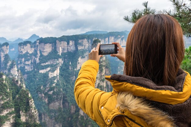 Photo vue arrière de la personne qui photographie